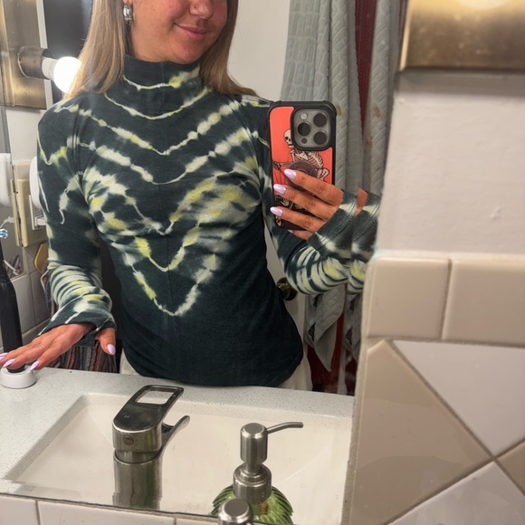Free People Retro 70’s Tie Dye Turtle Neck Green long sleeve - Picture 2 of 4